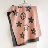 Nueva Colección Otoño/Invierno 2026: Bufanda Jacquard Floral de Cuatro Hojas, Chal Multifuncional de Alta Gama para Mujer para Viajes y Ropa de Abrigo, Imitación Cachemir