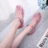 Sandalias de punta cerrada para mujer, zapatos transparentes de color sólido con agujeros, nuevas sandalias planas transpirables y huecas para uso exterior informal de primavera y verano
