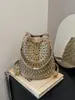 Bolso de cadena con adornos de diamantes estilo punk de moda transfronterizo, nuevo modelo 2026, bolso de hombro único con remaches texturizados, bolso cruzado tipo cubo