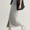 Elegante falda con abertura frontal, falda larga de corte recto en negro y gris, moda femenina primavera y otoño 2026