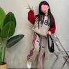 Traje Casual para Niñas Estilo Coreano Primavera y Otoño 2024 Nuevo Sudadera Moderna con Letras para Niños Medianos y Grandes Pantalones a Rayas Conjunto de Dos Piezas Trendy