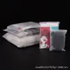 Bolsas con cierre engrosadas y acabado mate en stock. Estas son bolsas transparentes para prendas de PE, bolsas de embalaje de plástico y bolsas horizontales autosellantes, y se pueden personalizar con un logotipo.