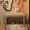 Se puede colocar un banco en la entrada del vestíbulo, sirviendo como banco para cambiarse los zapatos, un banco largo, un banco al pie de la cama, o un banco acolchado suave para el vestidor o el probador, proporcionando un lugar para descansar.