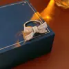 Anel Aberto de Zircônia em Forma de Laço Elegante Luxo Leve Estilo Frio Anel de Dedo Refinado Versátil Joia de Moda de Alta Qualidade