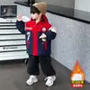 Chaqueta para niño con forro polar añadido y engrosada para otoño e invierno 2026, nuevas parkas infantiles elegantes y resistentes al viento, ropa de invierno para bebé niño, moderna