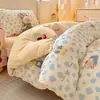 Nuevo Conjunto de Cuatro Piezas de Algodón 100% con Forro de Leche, Estampado Floral de Dibujos Animados, Grado Madre-Bebé, Clase A, Otoño/Invierno 2026, Conjunto de Tres Piezas para Cama de Estudiante
