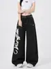 Jeans de mezclilla estilo high street americano con estampado de alas graffiti y costuras visibles, corte holgado para hombre, pantalones de pierna ancha de diseño único para trabajo