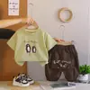 Traje de Manga Corta con Cuello Redondo de Dibujos Animados para Niño Guapo 2026 Nuevo Estilo Traje de Manga Corta para Niños con Dos Pingüinos Cuello Redondo Moderno