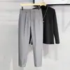 Pantalas Cropped Afuniladas Cor Sólida com Pingente Marca da Moda Masculinas Britânicas Não Amassam Calças Slim-fit Calças Casuais para Pernas