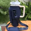 Venta caliente transfronteriza cubierta para vaso de hielo de 40 oz material de buceo bolsa diagonal para coche cubierta para botella de agua con asa Stanley en stock