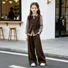 Conjunto de Moda Outono para Meninas Camisa Listrada Retrô Colete Conjunto de Três Peças Calça Wide Leg Infantil Conjunto para Alunos do Ensino Fundamental