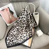 Lenço Quadrado Pequeno Estampa de Leopardo Retrô, Lenço Fashion e Versátil, Lenço de Seda Fino para Primavera, Lenço Decorativo para Pescoço, Faixa de Cabelo, Lenço de Cabeça para Mulheres