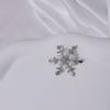 Novo broche pequeno anti-exposição floco de neve pérola flor pin moda alta costura lapela de terno camisa pin decorativo
