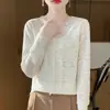 Suéter de renda feminino com decote V para primavera e verão, francês, vazado, com fivela de pérola, base, fresco, fino por dentro, moda