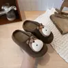 Chinelos femininos para uso externo 2026 novo estilo outono chinelos Birkenstock fechados para crianças maiores chinelos meia sem cadarço