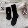 Nuevos calcetines de mujer para otoño e invierno, calcetines de algodón puro hasta la pantorrilla, estilo coreano con rayas verticales y bordado de letras de corazón, calcetines largos apilables de doble aguja