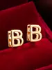 Pendientes de botón casuales de moda populares, creativos, con diseño de letra, simples, versátiles para el día a día, de alta calidad, lujo ligero