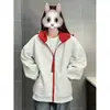 Sudadera con capucha de bloques de color retro, una prenda exterior otoñal elegante y sofisticada para parejas, con un diseño limpio y moderno.