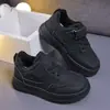 Zapatillas Blancas para Niños 2026 Otoño/Invierno Nuevo Modelo Zapatos Deportivos para Niños Ligeros Zapatos Casuales de Tabla para Niñas Suela Suave Zapatos para Bebé Modernos