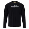 Body de cuello semi-alto con costuras laterales, texto floral en inglés superpuesto en el pecho con una cruz, camiseta de manga larga simple de corte ajustado