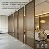 Tela de aço inoxidável em formato de folha de ginkgo, divisória vazada em ouro rosé, tela decorativa de metal para escritórios de vendas e lobbies de hotel, projeto arquitetônico