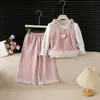 Conjunto Chanel para Meninas Outono 2025 Nova Moda Camiseta e Calça Bebê Conjunto de Três Peças para Primavera e Outono