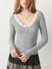 Top de manga larga con cuello Henley ribeteado de encaje estilo Bm, Camiseta base corta ajustada acanalada elástica para mujer