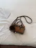 Nueva bolsa tipo Boston de color block retro 2026 para mujer, con una lujosa textura de terciopelo, y diseñada como un bolso tote, bolso de hombro o bolso cruzado versátil para el trabajo.