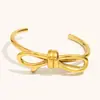 Pulsera Cruzada Europea y Americana con Hilo de Arco Estrella y Luna Calada Acero Inoxidable Chapado en Oro de 18K Elegante Pulsera Retro de Flor