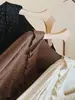 Camiseta de manga larga con lunares y volantes estilo francés para mujer, colección de otoño, entallada en la cintura, corte ajustado, top elegante, chic y hermoso