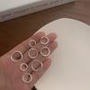 Pendientes de aro con agujeros que levantan las orejas Pendientes de aro lisos que combinan con todo Estilo simple y frío Elegantes hebillas redondas para las orejas Pendientes de moda para hombres y mujeres Clavos para el cartílago de la oreja