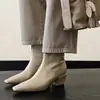 Botas femininas de tornozelo feitas de couro bovino de flor integral, apresentando um salto grosso, bico quadrado, zíper lateral e um design de salto médio, perfeitas para o outono e inverno.
