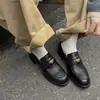 Sapatos Mocassins Femininos de Couro Bovino de Primeira Camada com Lavagem de Cor Vintage Desgastada e Design de Moeda, Slip-On Baixos Novo Estilo