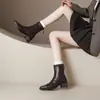 Nuevas botas ajustadas de otoño e invierno con tacón medio grueso, botines cortos para mujer, botas de moda retro de lujo ligero de nicho con punta cuadrada para el día a día