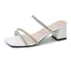 Novas Chinelas de Verão 2025 Estilo Francês com Strass, Bico Quadrado e Salto Alto, com Sandálias de Salto Grosso de Peça Única para Mulheres
