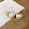 2025 Nuevos Pendientes Super Brillantes con Tachuelas Estilo Celebridad de Internet Nicho Pendientes de Botón Versátiles de Moda Pendientes Romboidales Venta al por Mayor