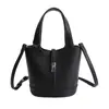 Bolsa Saco Feminina 2025 Pequena Tote Bag Bolsa de Ombro Transversal Estilosa Versátil Moda para o Dia a Dia Textura Simples