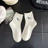 Meias fofas para mulheres, estilo fino de verão, meias de cano médio com desenho animado para estudantes do ensino fundamental, meias brancas com bolhas, novo modelo popular de 2026