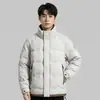 Casaco de inverno urbano simples e estiloso com cores contrastantes, gola alta e enchimento de plumas de pato branco, um novo estilo de vestuário de trabalho de inverno para homens