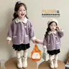 Chaqueta de pana morada con cuello de cordero estilo coreano para niñas Otoño/Invierno 2026 Nueva moda infantil Top para niña pequeña