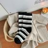 Meias de algodão cano médio listradas flocado outono e inverno, cor de contraste Maillard, meias femininas versáteis casuais com combinação de cores, meias retrô de nicho