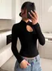Moda de otoño transfronteriza europea y americana 2026 nuevo diseño de botón hueco ajustado camiseta de manga larga de color liso ropa para mujer