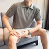 2026 Verano Nuevo Estilo Lujo Ligero Old Money Camiseta Polo de Punto Hueco Rayada Manga Corta para Hombre Camiseta con Cuello Campana para Viajar al Trabajo