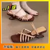 Sandálias Únicas de Design com Tira Fina Embelezada e Salto Irregular 2026 Verão Novo Sandálias Slip-On de Estilo Preguiçoso para Férias para Mulheres