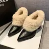 Sapatos de inverno slip-on da moda, forrados com fleece, de salto alto, novos, quentes, bico fino, com sola grossa, de algodão, sapatos peludos, sapatos femininos pequenos de couro 2026