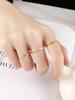 Anillo Chapado en Oro de Artesanía Antigua para Mujer, Lujo Ligero Nicho Sensación de Alta Gama, Joyería de Acero de Titanio 18K No Desvanecible Venta al por Mayor