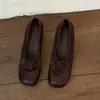 Novos mocassins quadrados minimalistas da moda 2027 para mulheres, adequados para o trajeto diário, com salto oculto, estilo slip-on e um design de corte profundo