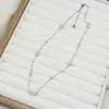 Collar láser de trébol de cuatro hojas pequeño de acero de titanio con diamante, diseño de nicho de lujo ligero y elegante para mujer.