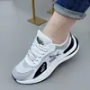 Zapatos Deportivos de Malla 2026 Transpirables Estilo Coreano Zapatos para Correr para Parejas Hombres y Mujeres Zapatos para Papá Nuevo Suela Suave Zapatos Fly-Knit Venta al por Mayor