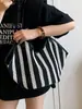Bolsa de Palha Estilo Cesta Transfronteiriça para Mulheres 2025 Nova Tendência Casual Estilo Preguiçoso Bolsa Tote de Ombro Único para Axila Bolsa de Trabalho